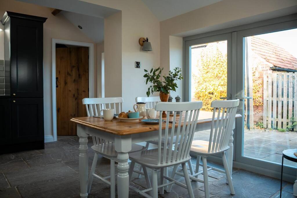 The Stables, Converted Barn Outside York Esterno foto