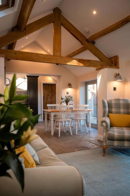 The Stables, Converted Barn Outside York Esterno foto
